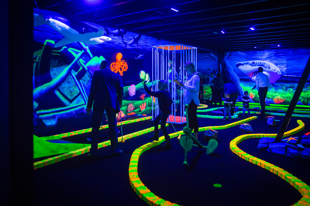 Schwarzlicht-Minigolf bei All in Echt – Impression 1